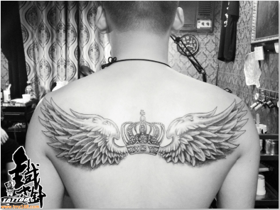 武汉纹身后背纹身翅膀纹身皇冠纹身